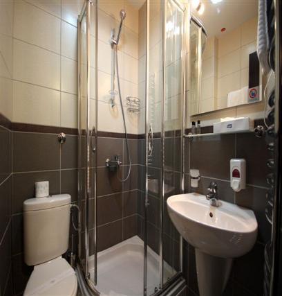 .. Kupatila imaju moderno napravljenu tuš kabinu, fen za sušenje kose