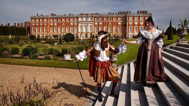 HAMPTON COURT PALACE 3 hour tour to Hampton Court Palace with Blue Badge Guide.
