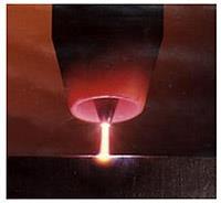 5.4. Plazma postupak Plazma postupak se razvio iz TIG postupka. Mlaz plazme (slika 14) je zapravo mlaz vrućih plinova koji na površini predmeta proizvodi koncentriranu gustoću snage do 500 W/mm2.