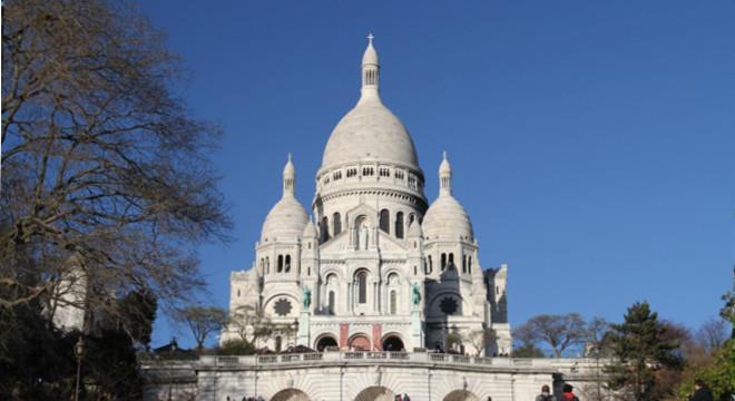 8 THE CHARMS OF OLD MONTMARTRE 7 Discover the charms of old Montmartre, including the iconic Sacré-Coeur Basilica and the artistic ambiance of the neighborhood, through an exciting orientation game.