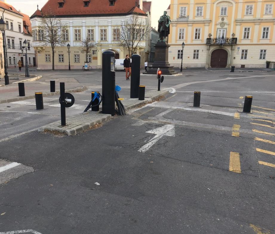 How to operate the sinking gate: Our hotel is situated in the historical part of Győr in the traffic-free zone.