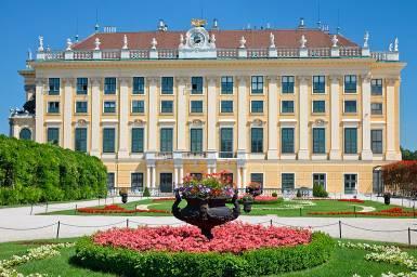summer residence of the Hapsburg family. Visit this larger-thanlife building with its 1441 rooms.