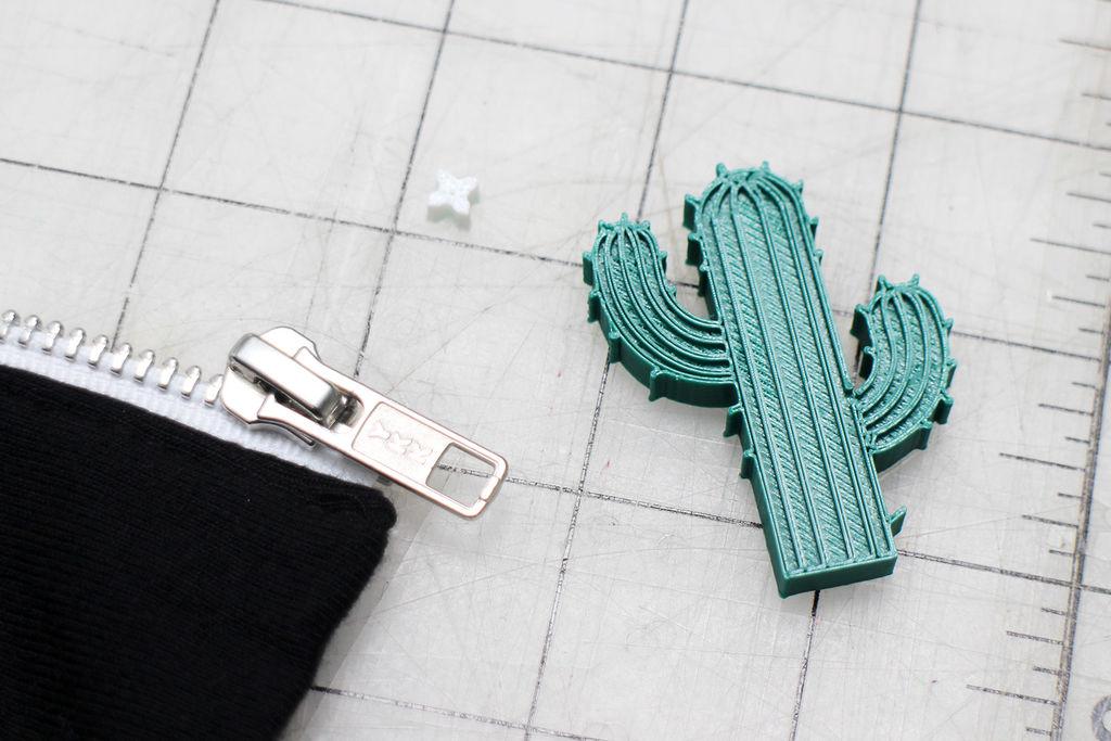 Step 9: 3D Print Your Parts Now it's time to 3D print your parts! Print the zipper pulls at: 100% fill and no raft or supports and the plugs* at: 100% fillwith a raft and no supports.