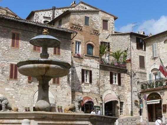2 Day Round trip of Spello After breakfast, get ready to cycle and discover the green Umbrian valley. You cycle along quiet roads and reach Spello, situated on the slopes of Mount Subasio.