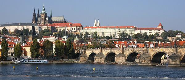 Slika 7. Praški dvorac Izvor: Europski gradovi, http://europskigradovi3.weebly.com/prag.html Osim Starogradskog trga, u Pragu se nalazi i Vaclavski trg. Trg je, nakon svog obnavljanja 1848.