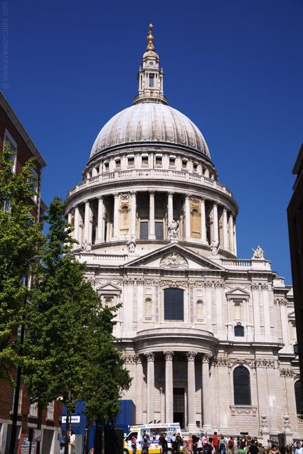 ST. PAUL S CATHEDRAL The majestic St. Paul's Cathedral was built by Christopher Wren between 1675 and 1711.