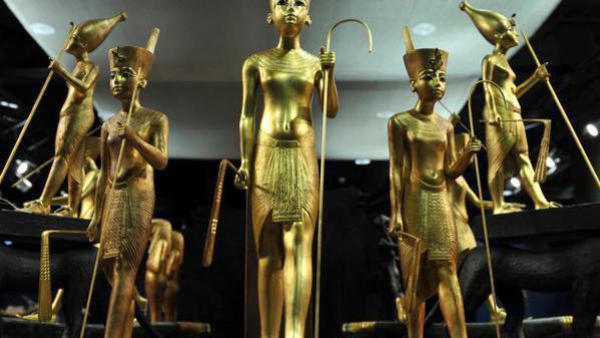 Egyptian museum of Antiquities, which houses the world s largest, most precious, and rare collection of genuine artifacts, over 250,000 piece are displayed dating back to 5000 years including an