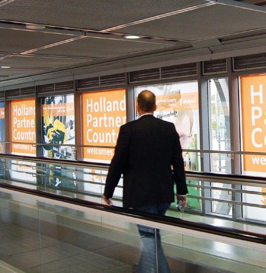 Skywalk advertising Mega Skywalk banner, South Skywalk Big is beautiful! To really stand out in the South and West Skywalks, mega Skywalk banners are just what you need. W 1.87 m x H 2.