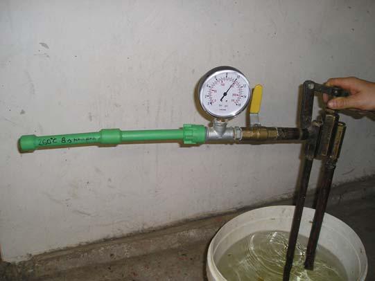 Slika 11. Tlačno ispitivanje pripremljenog ispitnog tijela ručnom tlačnom pumpom [2] Figure 11.