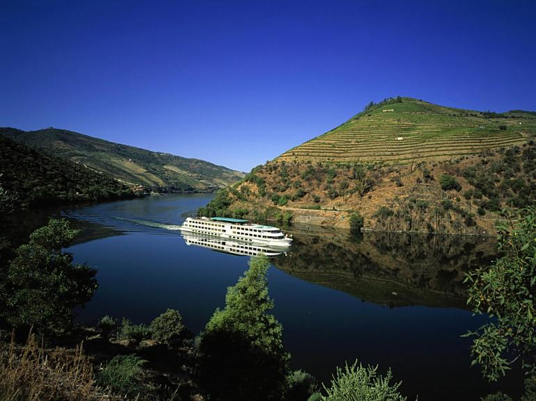 Douro river cruise to Peso da Régua for lunch and visit of the Douro Museum where you will be able to learn about this world
