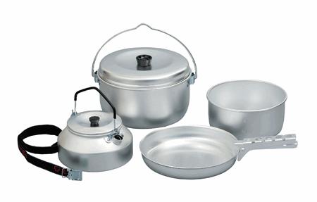 61292 COOKING SET 624-23 An open spirit stove, 1.5 Liter saucepan and an 18cm Frying pan with a detachable handle.