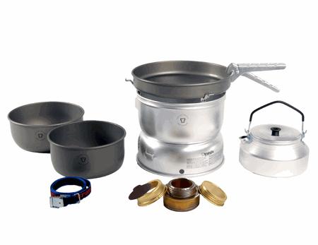 5 liters), a 22cm frying pan, upper and lower windshields, a burner, a pot grip and a strap.