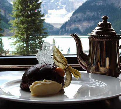 one. Breakfast is included. Day 13: Lake Louise, the Continental Divide and the Moraine Lake Today you will leave from Banff to visit, first, the surroundings of the amazing Lake Louise.