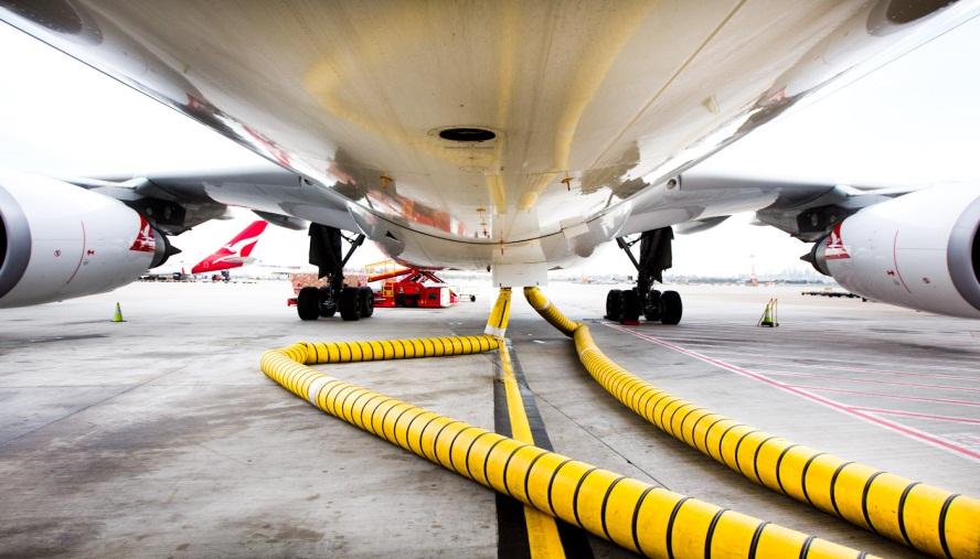 Investing in our environment and sustainability Sydney Airport is committed to driving sustainable aviation growth, maximising energy, water and waste efficiencies and reducing noise