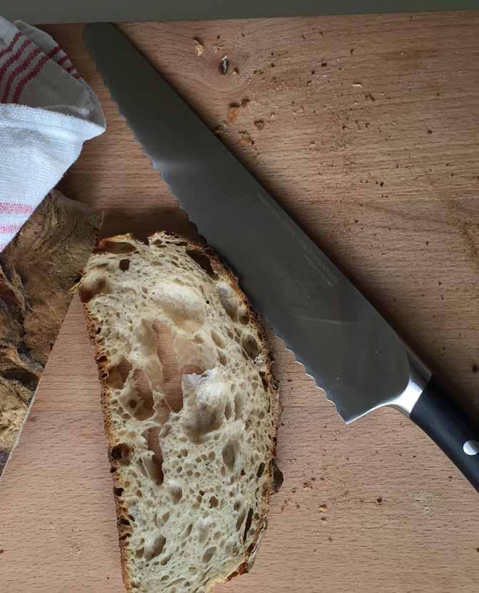 Perfect for sizeable breads The bread knife, unlike the chef s knife, is not a personal tool in the professional kitchen.