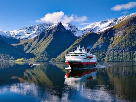 Hurtigruten Group Eleven vessels serving thirty-four ports on 1,500 n.m.
