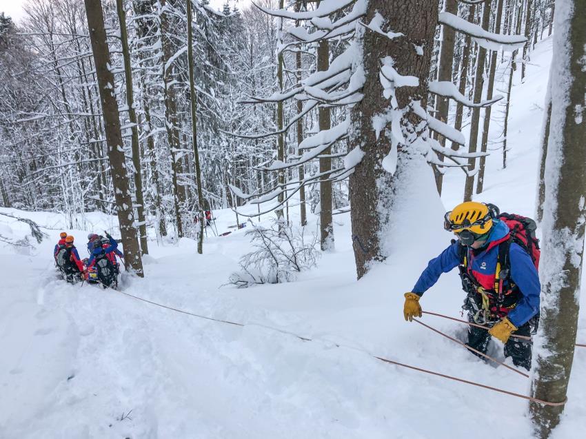 The rescue was carried out by ground through steep forest and with the help of an Akia sled and the use of a quad when the terrain allowed it. The operation took almost 5 hours.