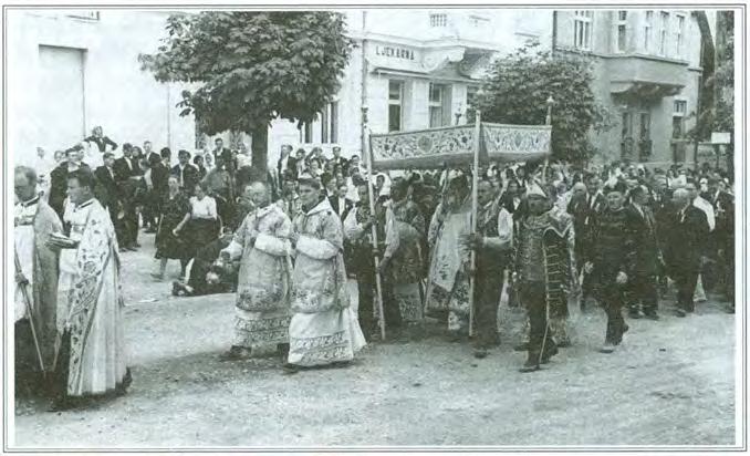 BlAŽENI ALOJZUE STEPINAC-9(2002}1-2 Nadbiskup Stepinac nosi Presveti Sakrament na Euharistijskom kongresu u Koprivnici, 8. kolovoza 1937.