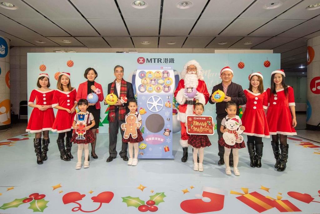 of the Christmas dance performance by the Hong Kong Federation of Youth Groups at MTR Hong Kong Station. 2.