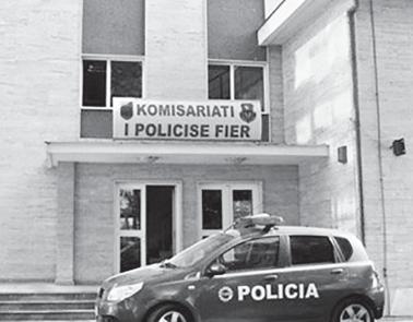 kronikë Policia: Autorët grabitën rreth 50 mijë euro në 5 bankomate GAZETA SOT E Diel 18 Qershor 2017 15 Vodhën bankomate në disa qytete, arrestohet 31-vjeçari, në kërkim 3 bashkëpunëtorët Ermal VIJA