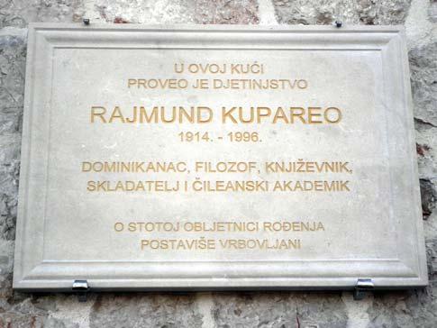Govor akademika Tonka Maroevića pri otkrivanju spomen-ploče Rajmundu Kupareu na njegovoj obiteljskoj kući u Vrboskoj.