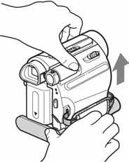 Korak 2: Punjenje baterije (nastavak) Za DCR-HC45E: Skidanje kamkordera s postolja Handycam Station Isključite napajanje i skinite kamkorder s postolja Handycam