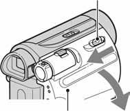 Korak 5: Umetanje kasete Moguće je koristiti samo mini DV 7 kasete (str. 57). 1 Pomaknite i zadržite preklopku V OPEN/EJECT u smjeru strelice i otvorite pokrov.