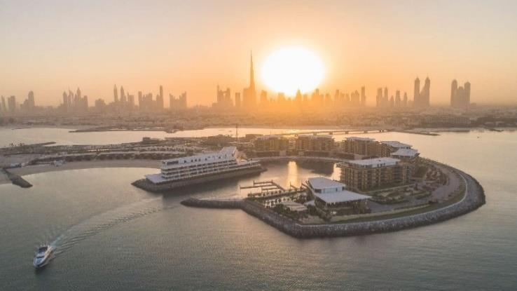 central Dubai coastline, the sunny property is a true urban oasis, for visitors and residents alike.