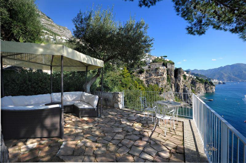 22 per day) SPECIAL CHARACTERISTICS: A stay at Villa Serenada combines the modern amenities of city living with the windswept cliffs and beautiful coastline.