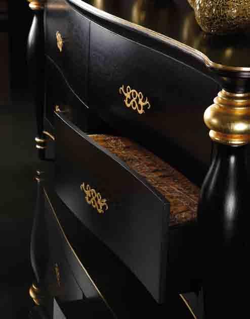Los detalles en Pan de Oro sobre muebles de Roble Negro resaltan con gran elegancia. La luz que incide sobre ellos no hace sino que aumentar su belleza.