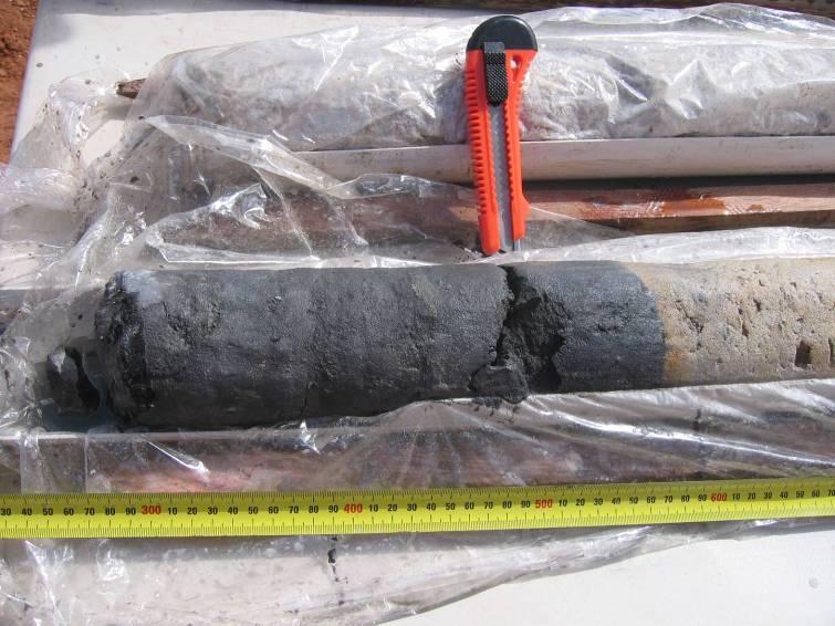 ARKAROOLA JV: Four Mile West Redox boundary (base of upper level) in AKC002 PQ drill core.