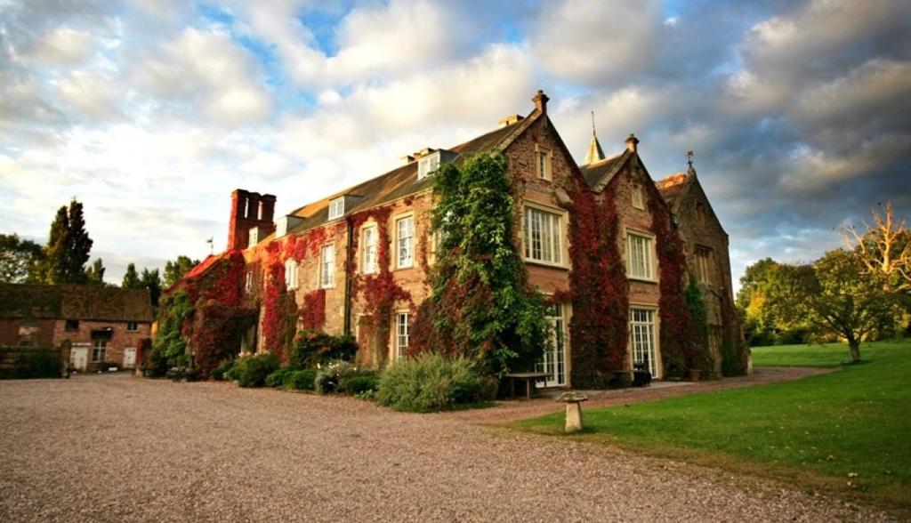 OVERVIEW is an outstanding 13th Century Manor House full of character, history and beauty.