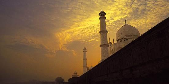 Today you will know the greatest monument dedicated to love of an emperor for his wife, the Taj Mahal. The Taj Mahal is everything that has been said about it and more.