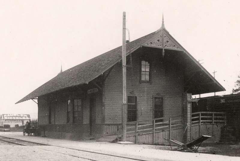 SOHS #910 2. The Medford Depot, though reversed in orientation, is similar to that of Ashland. The ramp at rights leads to a freight platform.