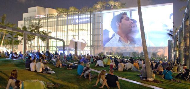 It has an outdoor movie theatre with high-tech visual and sound system, 650 m2 projection wall (on the Symphony Hall building) and central seating area that can accommodate about 700 people.
