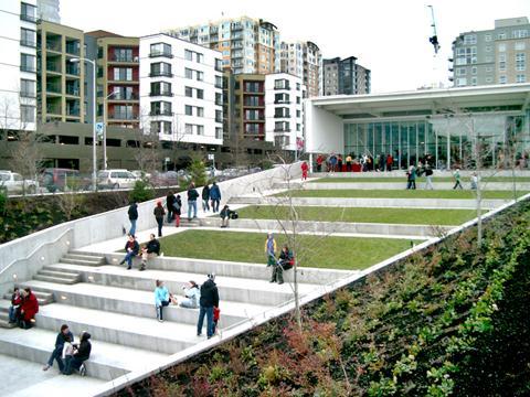 The geometrical landscaped landform allows free movement between the city s urban centre and the restored beaches at the waterfront.