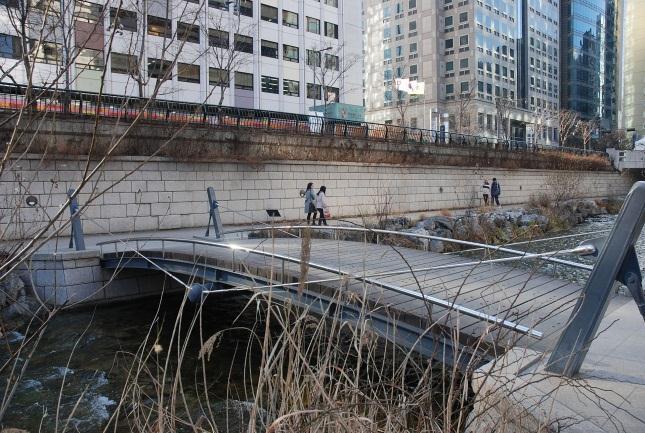 Cheonggyecheon Stream Project, Seoul South Korea (Completed 2005) Public open space It is a successful urban renewal project that involved a stream that was once covered by an elevated highway.