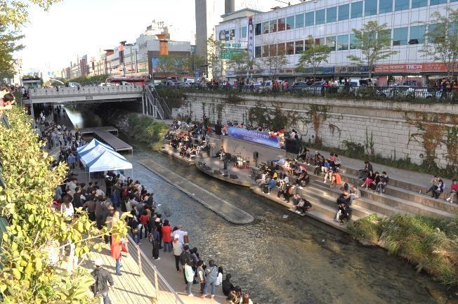 6 km long, modern public recreation space in downtown Seoul COST: $367M VISITATION: has become popular among city residents and tourists The 5.