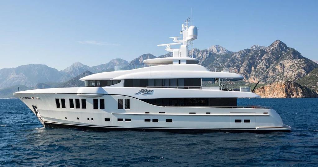 Built for al fresco living, she boasts a huge 93m2 sun deck complete with bar, barbeque,