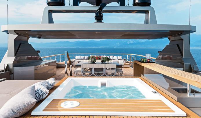 In 2014 she won The World Syperyacht Award for category three deck