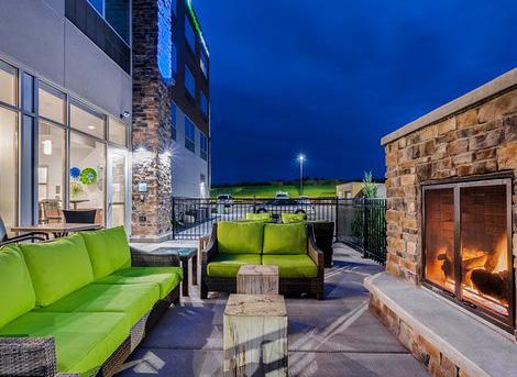 Holiday Inn Express & Suites in Rice Lake, WI UPPER MIDSCALE BRANDS OVERVIEW The upper midscale segment comprises hotels that go beyond the basics to offer a higher level of service, facilities and