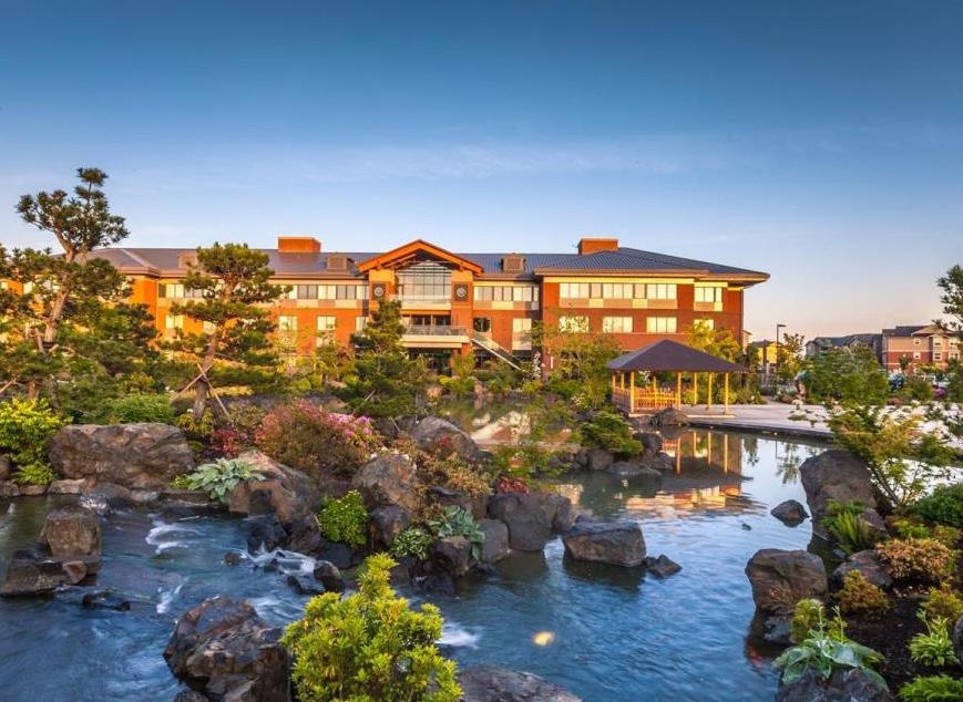 Best Western Premier Boulder Falls Inn, Lebanon UPSCALE BRANDS OVERVIEW The next step up from upper midscale hotels, upscale hotels typically offer a higher quality of guest room and furnishings,