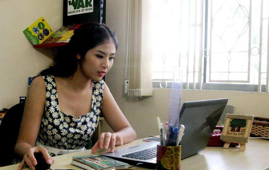 Khoi Nguyen Vu - WAR s CEO Ngoc Han - Miss Vietnam 2010 promotes WAR s online games to help save endangered wildlife on 24h Song Xanh (24h Green Living) programme, VTV1.
