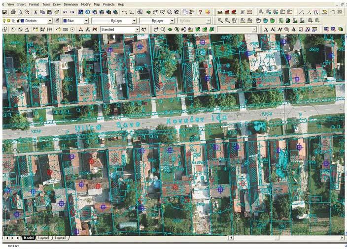 cadastral plot (red) and the existing buildings on the ground / new digital ortophoto (blue); at