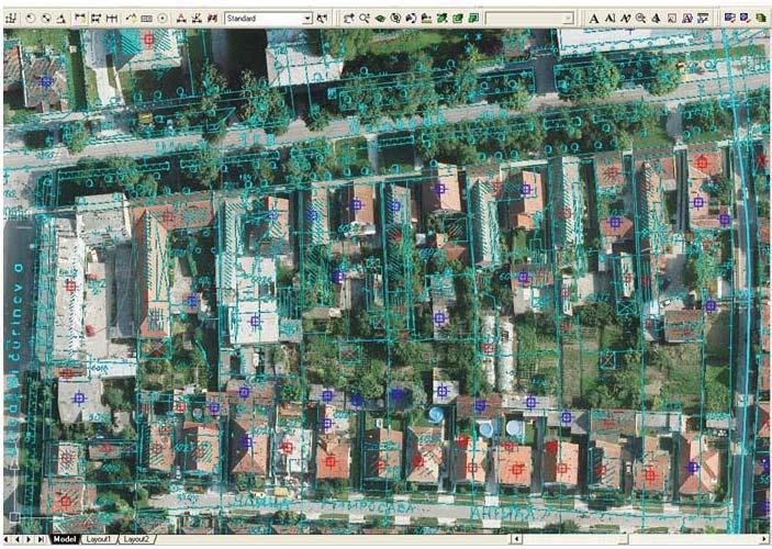 Figure 5: Comparison of the displayed objects on the cadastral plot (red) and the existing buildings on the ground / new digital ortophoto