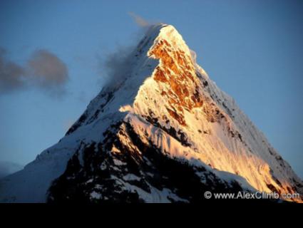 Artesonraju (5999 m D) This striking peak is widely believed to be the one on the Paramount logo.