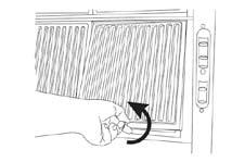 Réinstallez le filtre en plaçant son rebord arrière dans la rainure à l'arrière de la hotte.
