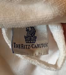 The second crisis In 1983, Johnson Properties purchased the US trademark for the Ritz Carlton name for $ 75.5 million and then in 1988 also bought the global rights to its name.