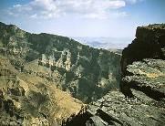 Over a length of about 7 km with up to 1000 m deep rock formations created by erosion this canyon leads from Wadi Ghul to the village An Nakhar on the ground.