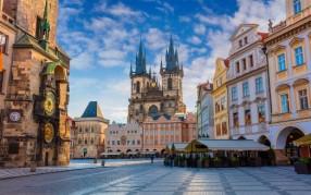 beauties of the wonderful city of Prague, we offer a different
